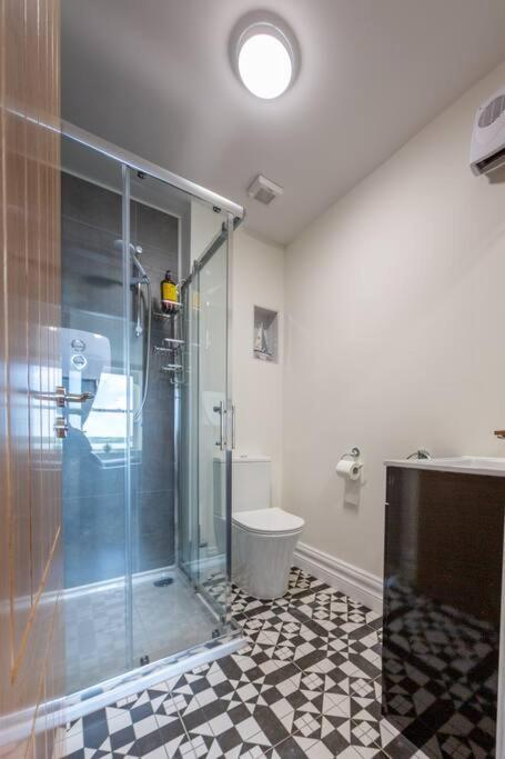 Unit 2 Island View Apartments With Stunning Harbour View Коб Екстериор снимка
